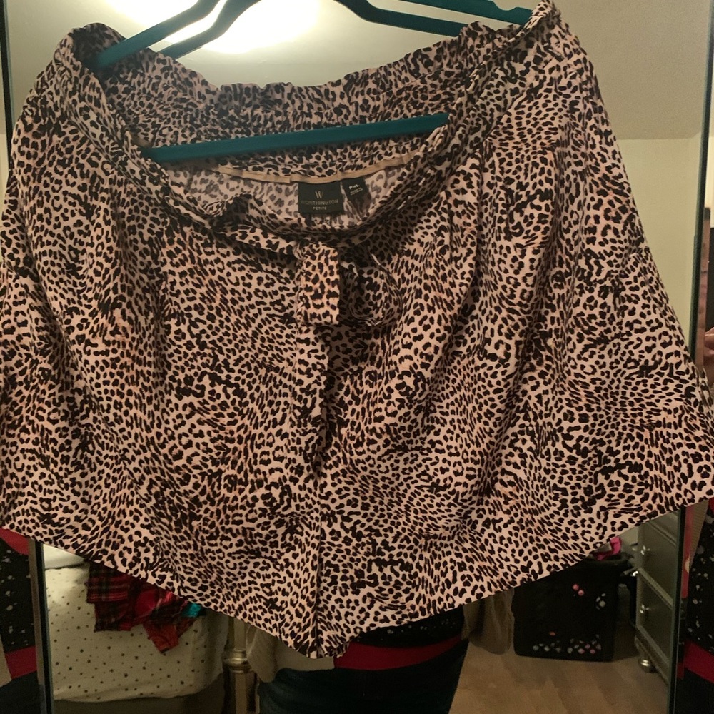 Leopard 🐆 petite dress shorts